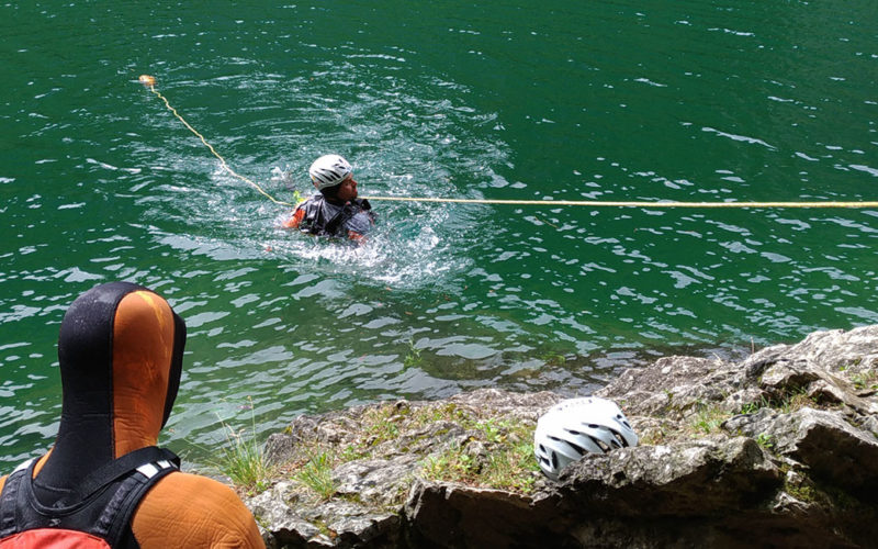salvataggio in acqua al corso di formazione e sicurezza estivo sugli alvei fluviali